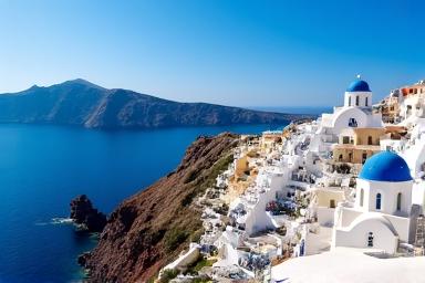 Maisons blanches et mer bleue à Santorin